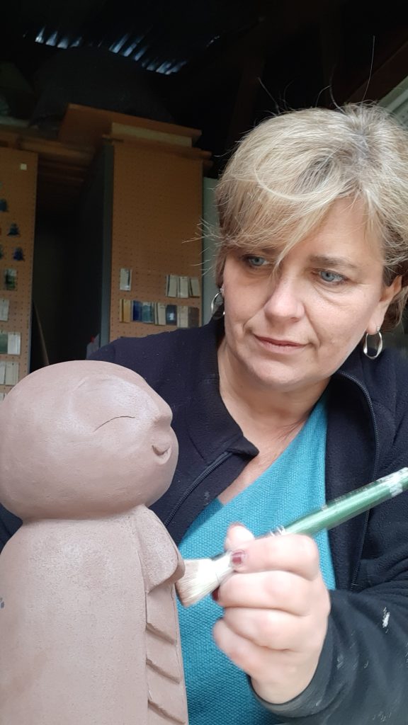 sylvie faisant un bouda en sculpture